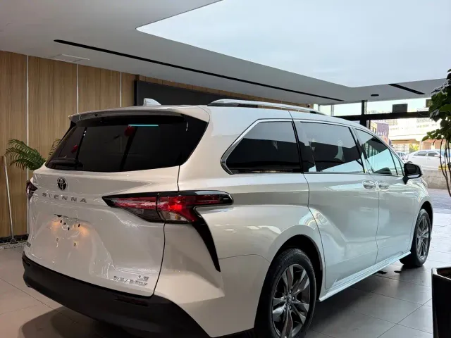 Toyota Sienna — Фото автомобиля 6
