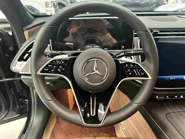 Mercedes-Benz E-Class — Фото автомобиля 8