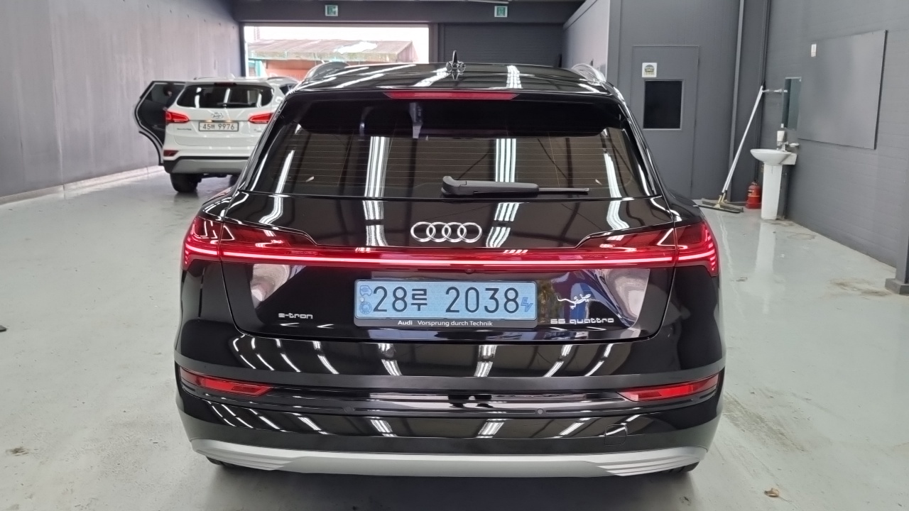 Audi e-tron — Фото автомобиля 4