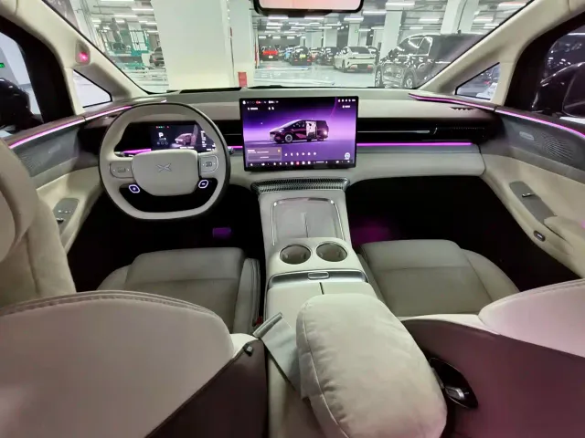 Xpeng X9 — Фото автомобиля 13