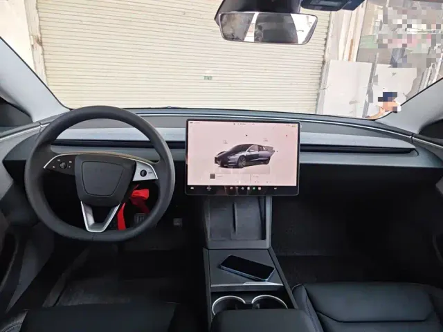 Tesla Model 3 — Фото автомобиля 5