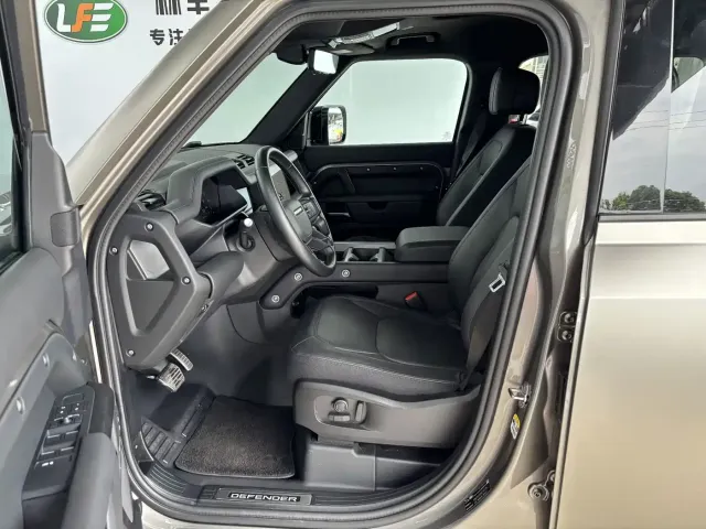 Land Rover Defender — Фото автомобиля 11