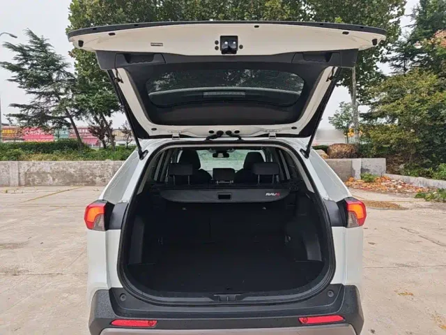 Toyota RAV4 — Фото автомобиля 18