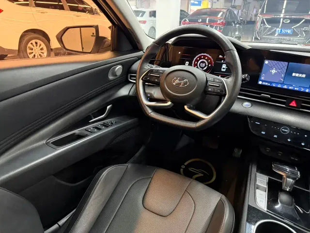 Hyundai Elantra — Фото автомобиля 10