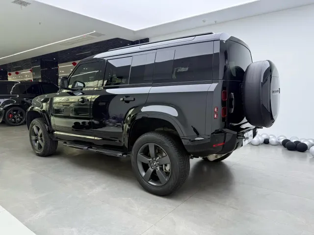 Land Rover Defender — Фото автомобиля 4