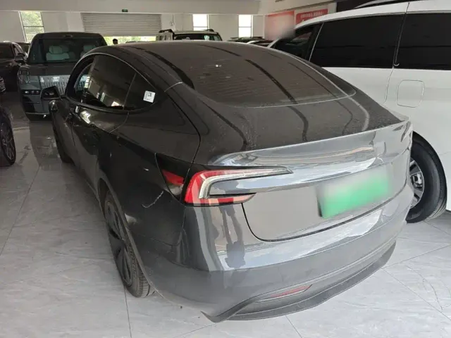 Tesla Model 3 — Фото автомобиля 4
