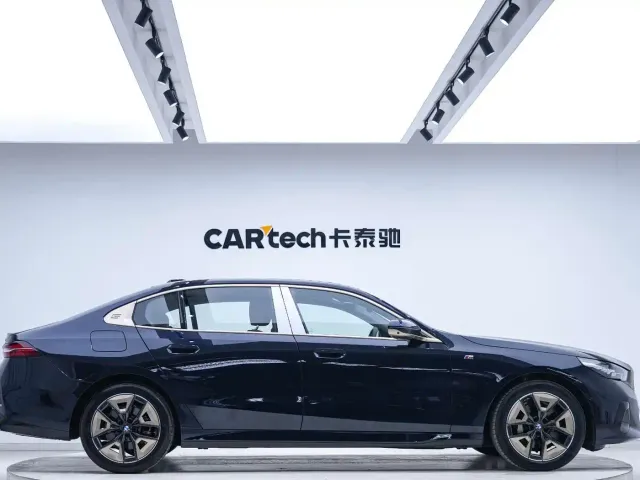 BMW 5 Series — Фото автомобиля 5
