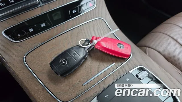 Mercedes-Benz E-Class — Фото автомобиля 21