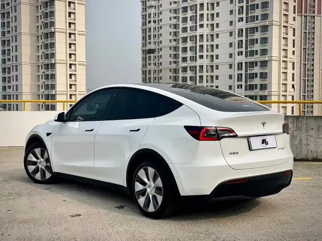 Tesla Model Y — Фото автомобиля 4