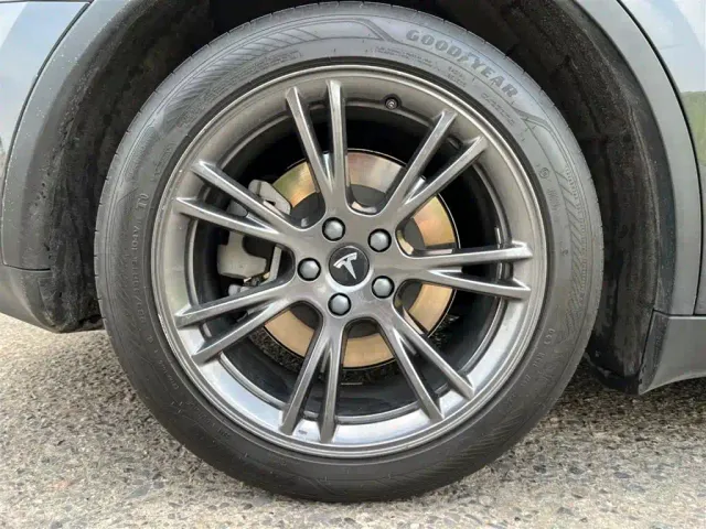 Tesla Model Y — Фото автомобиля 8