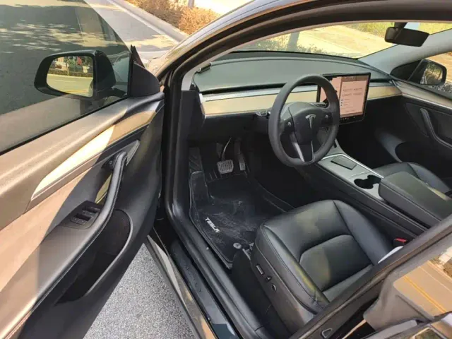 Tesla Model Y — Фото автомобиля 15