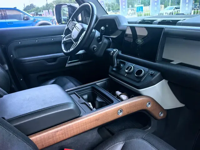 Land Rover Defender — Фото автомобиля 6