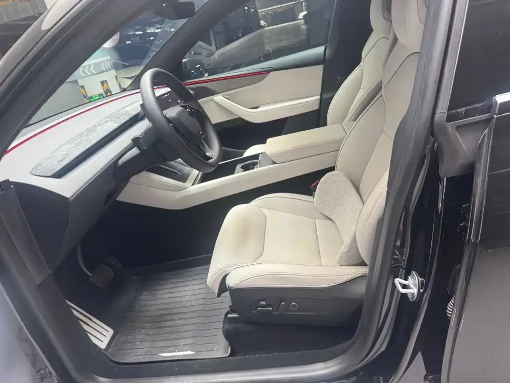 Tesla Model Y L 2025 Facelift Long Range AWD — Фото автомобиля 4
