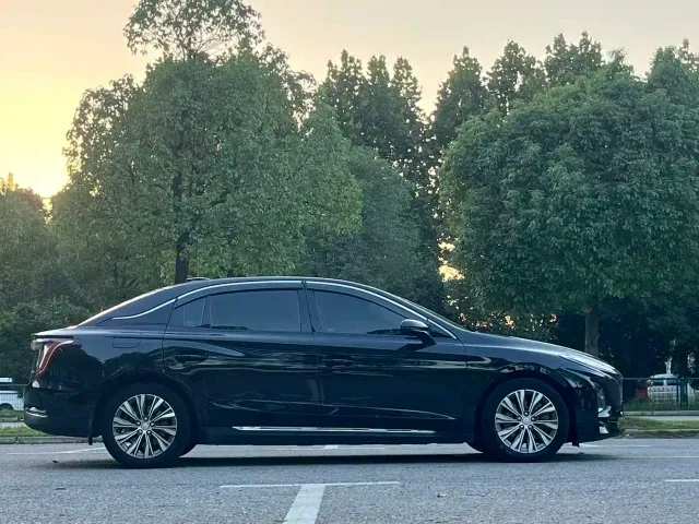 Hongqi E-QM5 — Фото автомобиля 7