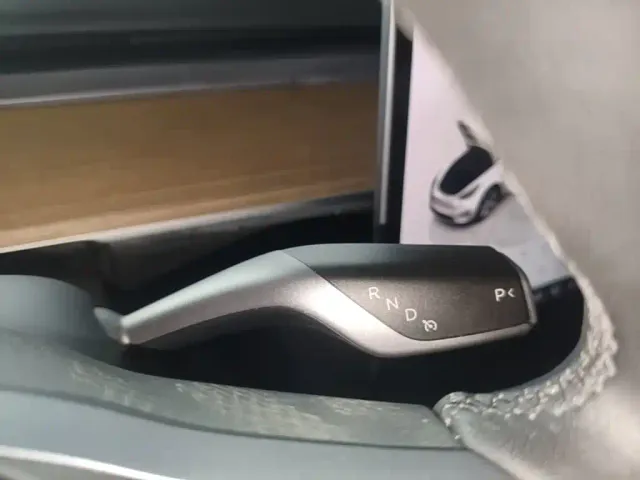 Tesla Model Y — Фото автомобиля 13