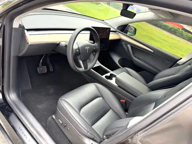 Tesla Model Y — Фото автомобиля 6
