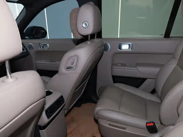 Li Auto L8 — Фото автомобиля 25