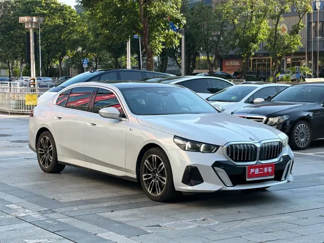 BMW 5 Series — Фото автомобиля 3