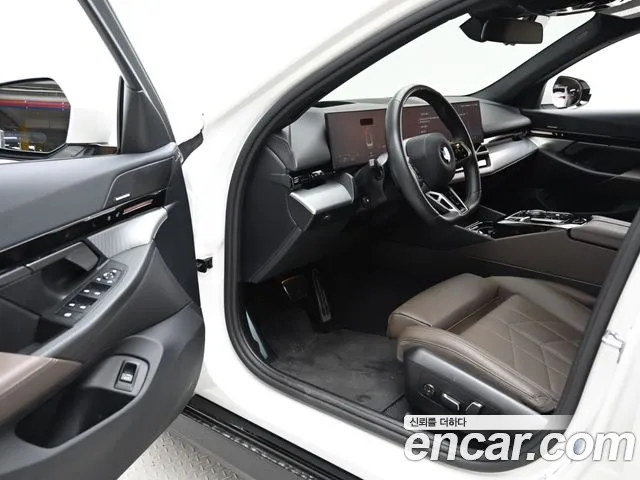 BMW 5 Series G60 — Фото автомобиля 11