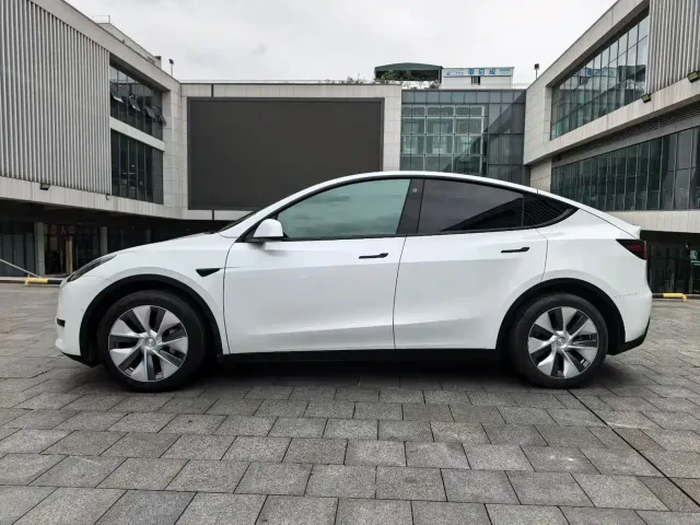 Tesla Model Y — Фото автомобиля 14
