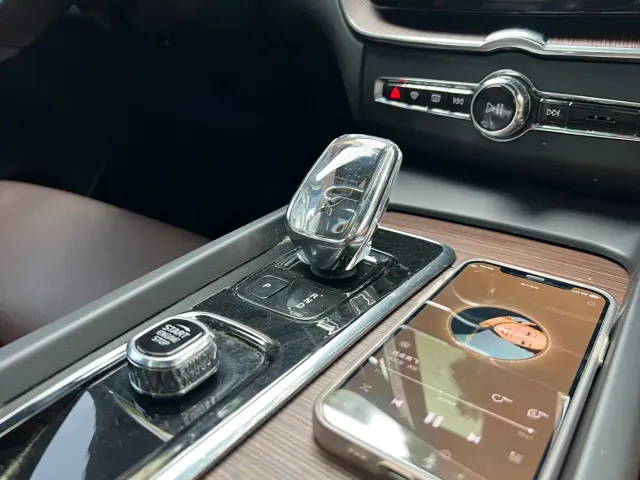Volvo XC60 — Фото автомобиля 10