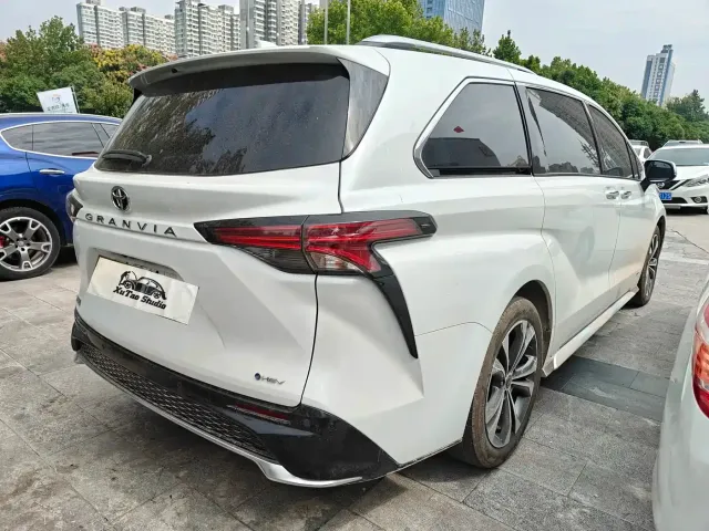 Toyota Granvia 2024 2.5L Hybrid Supreme ULTRA — Фото автомобиля 11