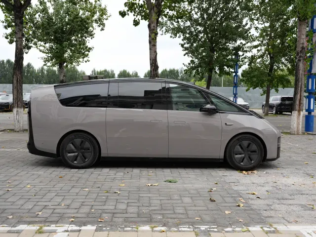Li Auto MEGA — Фото автомобиля 4