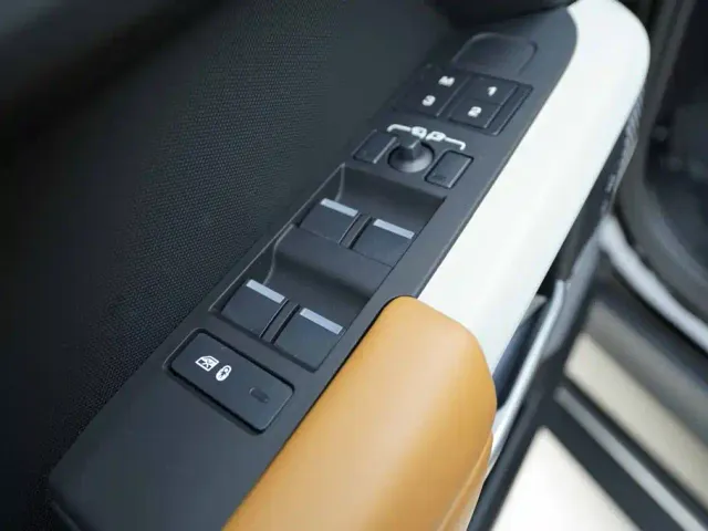 Land Rover Defender — Фото автомобиля 10