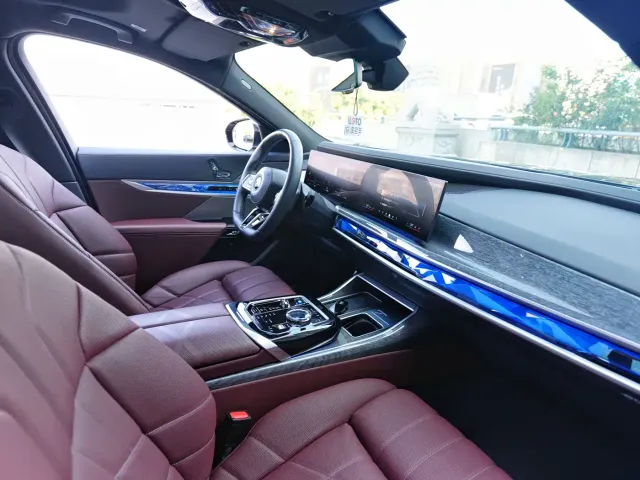 BMW i7 — Фото автомобиля 9