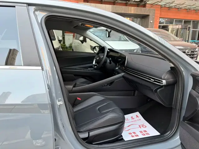 Hyundai Elantra 2022 1.5L CVT LUX Premium Edition — Фото автомобиля 11
