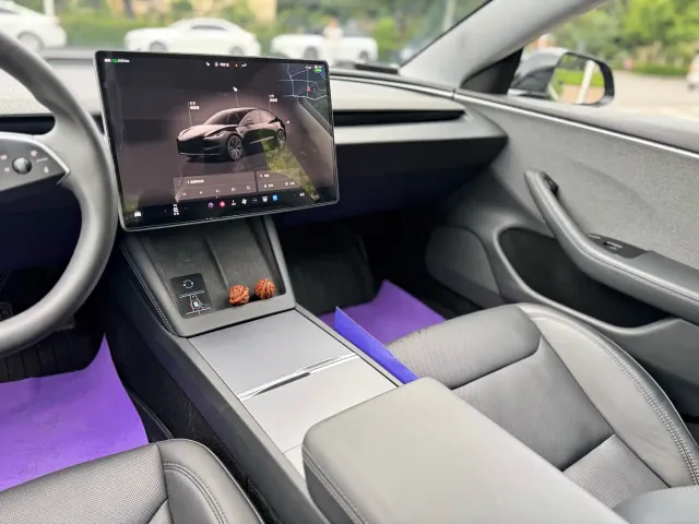Tesla Model 3 — Фото автомобиля 12