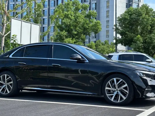 Mercedes-Benz E-Class — Фото автомобиля 3