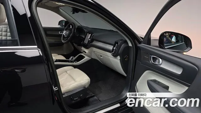 Volvo XC40 — Фото автомобиля 10