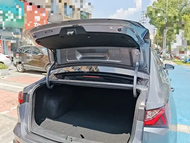 Roewe i5 — Фото автомобиля 18
