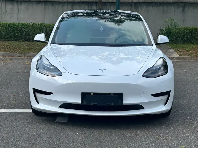 Tesla Model 3 — Фото автомобиля 2