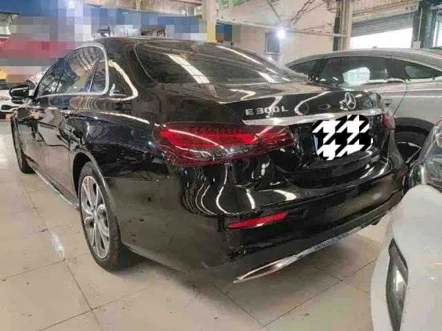 Mercedes-Benz E-Class — Фото автомобиля 3