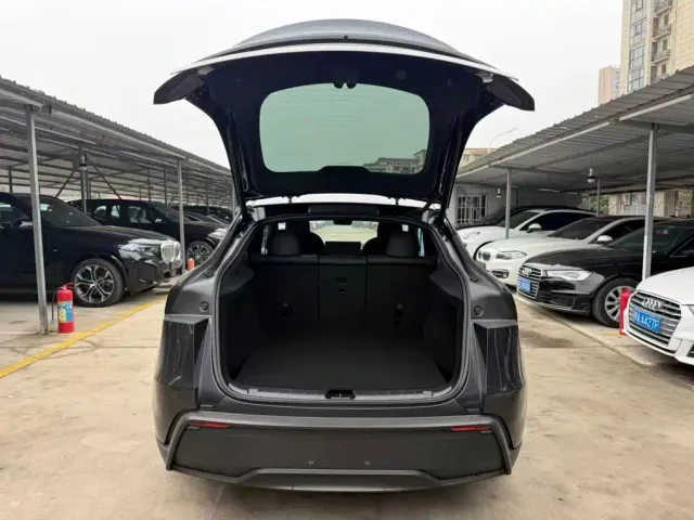 Tesla Model Y — Фото автомобиля 26
