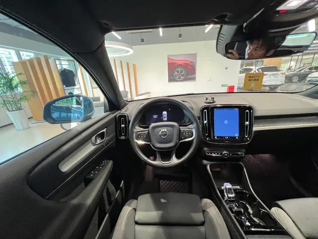 Volvo XC40 — Фото автомобиля 12