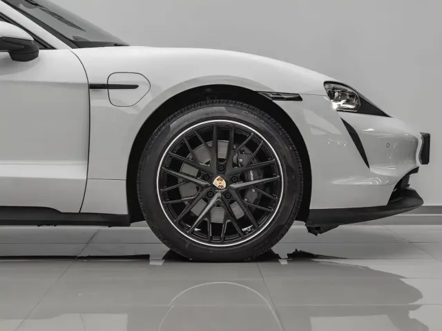 Porsche Taycan — Фото автомобиля 13