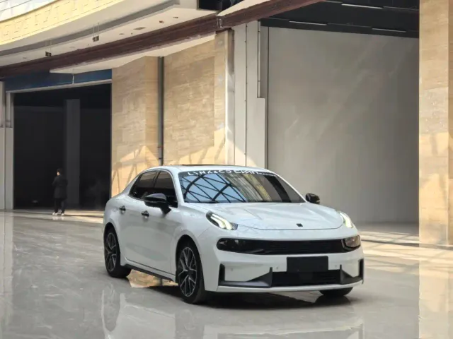 Lynk & Co 03 — Фото автомобиля 3