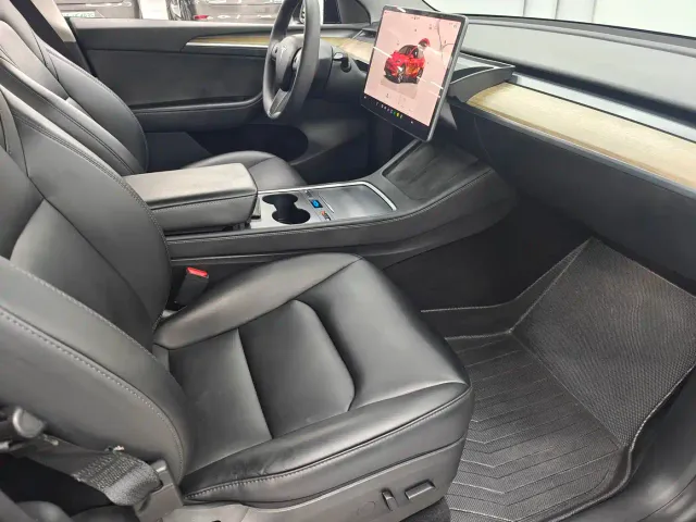 Tesla Model Y — Фото автомобиля 13