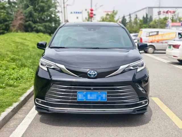 Toyota Sienna — Фото автомобиля 3