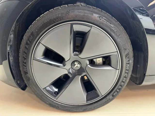 Tesla Model 3 — Фото автомобиля 9