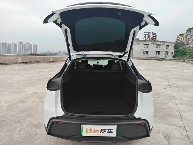 Tesla Model Y — Фото автомобиля 17