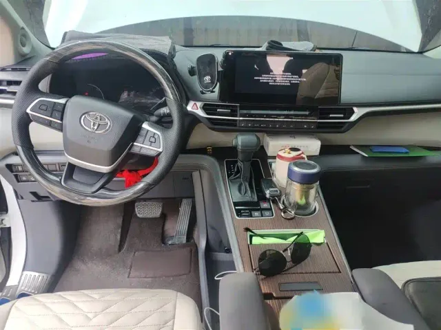 Toyota Sienna — Фото автомобиля 12