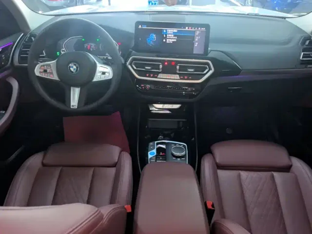 BMW iX3 — Фото автомобиля 9