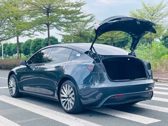 Tesla Model 3 — Фото автомобиля 10
