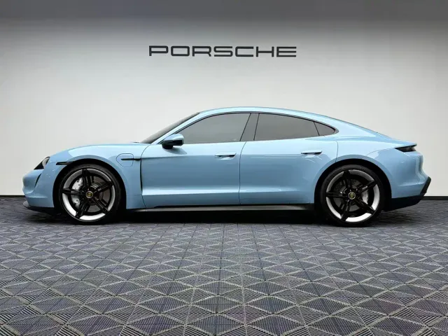 Porsche Taycan — Фото автомобиля 11