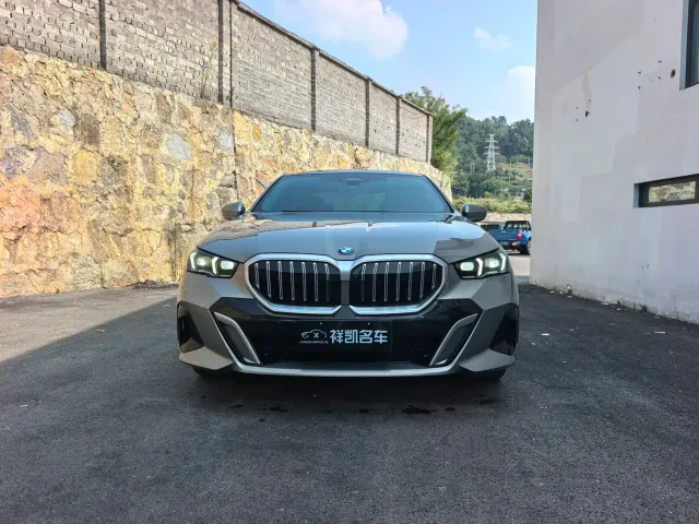 BMW 5 Series — Фото автомобиля 2