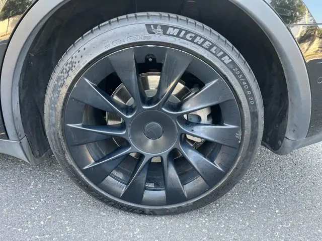 Tesla Model Y — Фото автомобиля 23